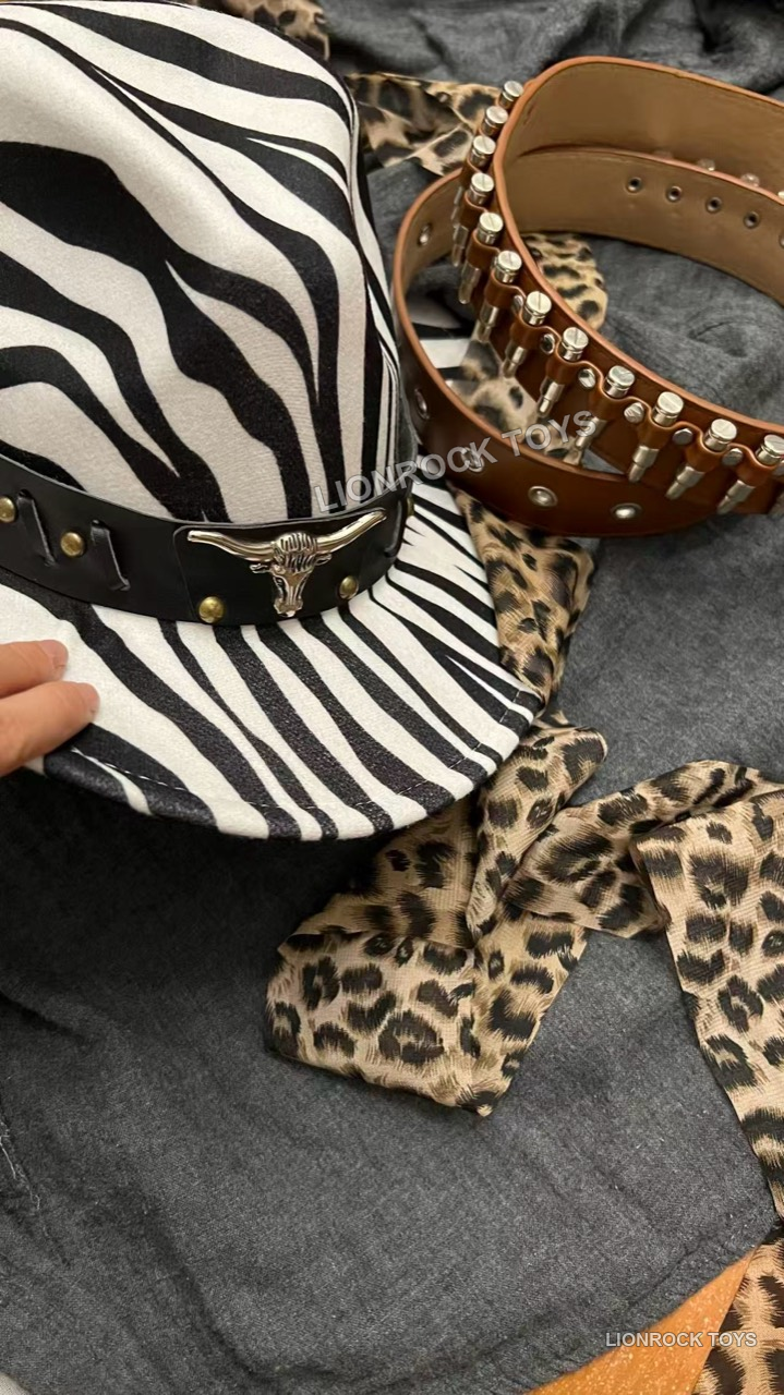 Zebra-pattern hat and PU 105 cm belt. Hand and leopard-print scarf are not included.