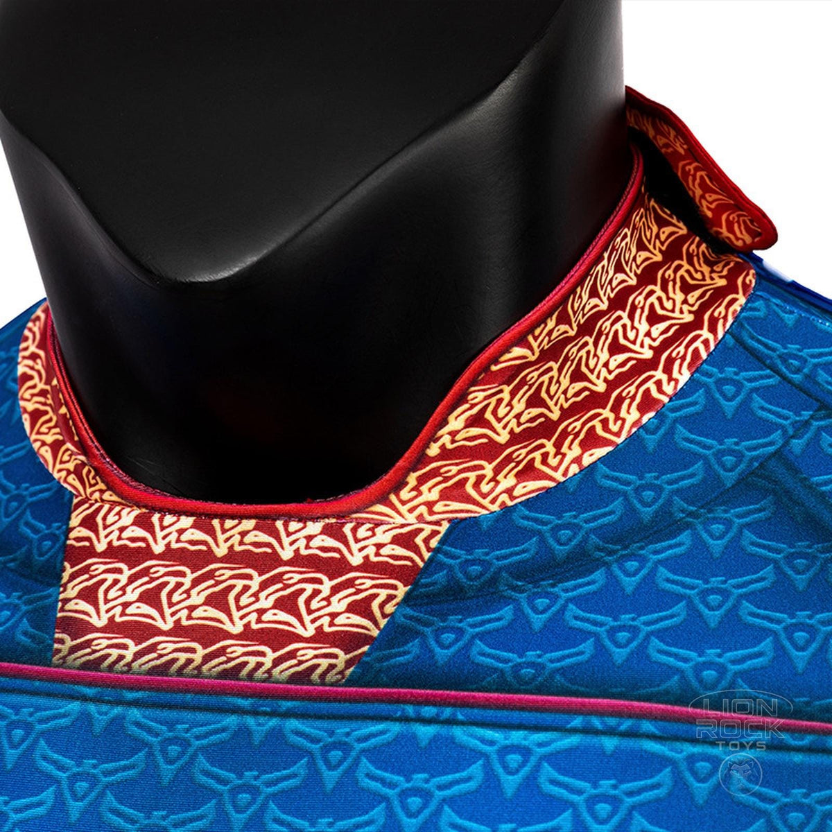 Patterned collar and scale-texture print - close up