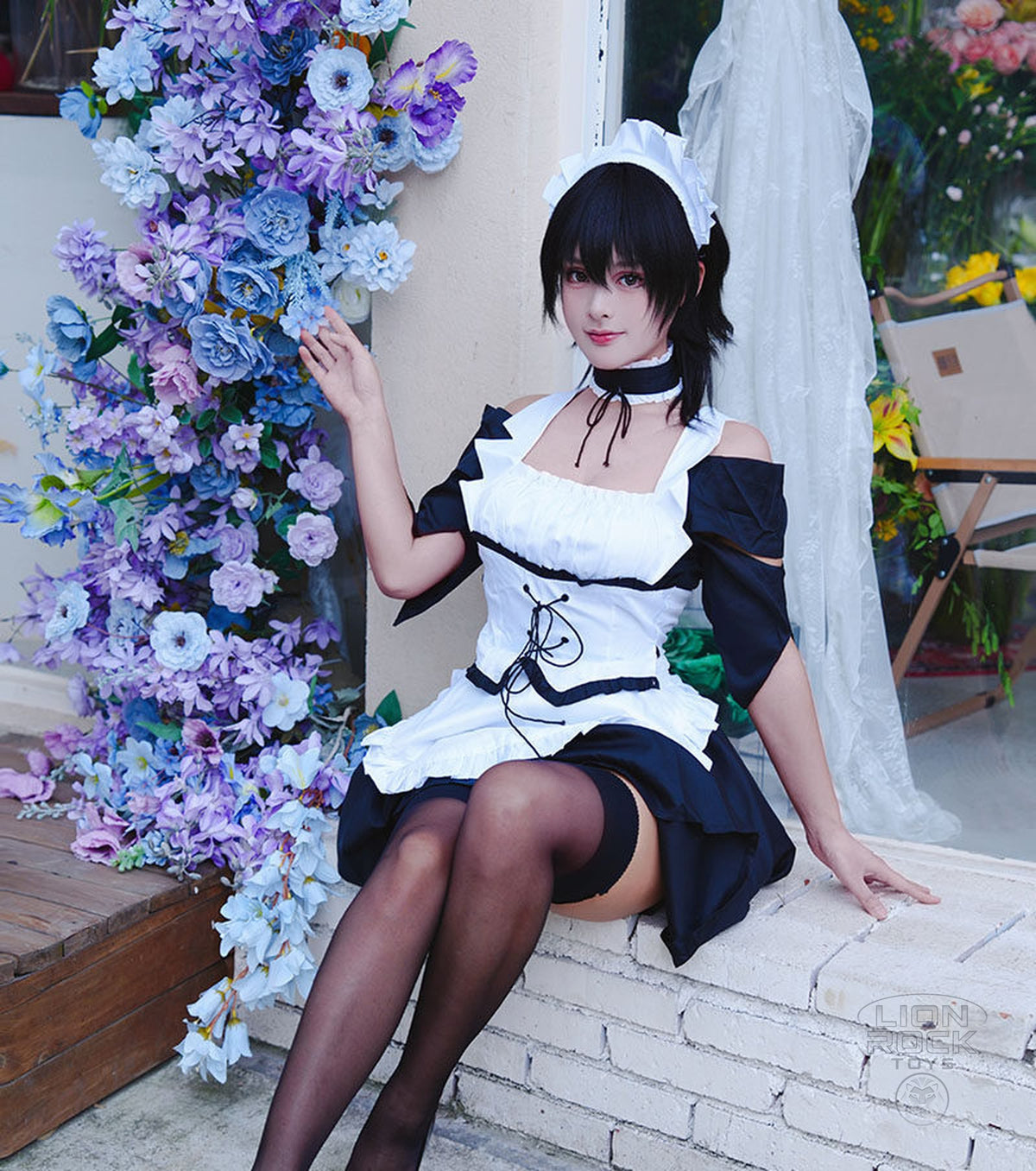 Maid Latte cosplay - seated view